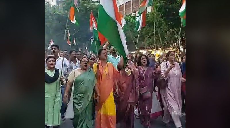বেস্ট কলকাতা নিউজ : মধ্যরাতে সার্জিকাল স্ট্রাইক করলো ভারত, গোটা দেশের সাথে খুশির হাওয়া শহর শিলিগুড়িতেও