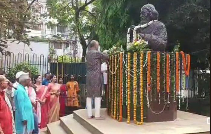 বেস্ট কলকাতা নিউজ : শিলিগুড়ি পৌরসভার উদ্যোগে পালন করা হলো কবিগুরুর ১৬৪ তম জন্মদিন দিবস