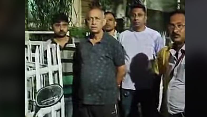 বেস্ট কলকাতা নিউজ : নিজেদের মধ্যেই মারামারি তৃণমূলের দুই গোষ্ঠীর মধ্যে , বিব্রত এবং চরম ক্ষুব্ধ মেয়র গৌতম দেব