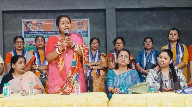 বেস্ট কলকাতা নিউজ : মুখ্যমন্ত্রী মমতা বন্দ্যোপাধ্যায়ের অনুপ্রেরণায় শিলিগুড়িতে অনুষ্ঠিত হলো " অঞ্চলে আঁচল " নামক বিশেষ এক কর্মসূচি