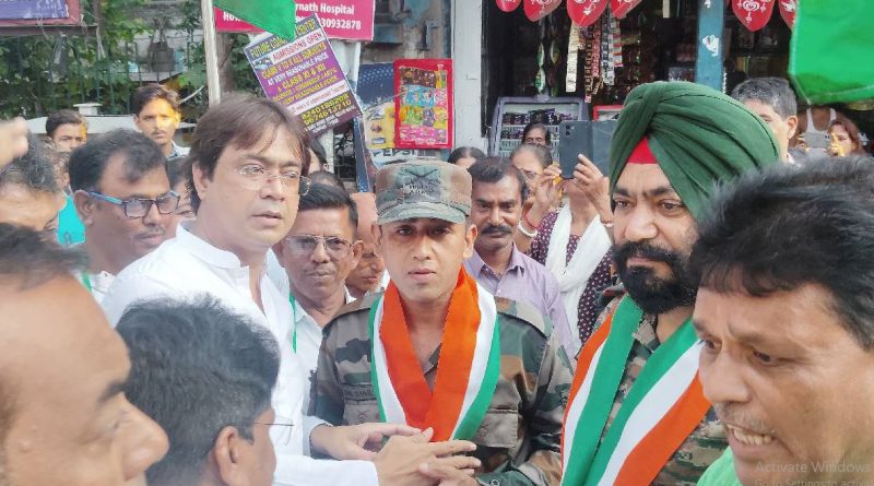 বেস্ট কলকাতা নিউজ : এক বিরাট মিছিলের আয়োজন করা হল ভারতীয় সেনাকে কুর্নিশ জানিয়ে, পা মেলালেন এমনকি তিন বাহিনীর সেনারাও