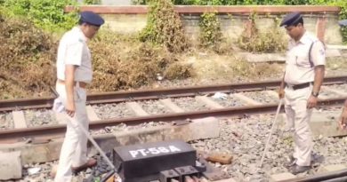 বেস্ট কলকাতা নিউজ : লোকাল ট্রেনেও চলছে জোর তল্লাশি, খুঁটিয়ে দেখা হল এমনকি রেলের ট্র্যাক
