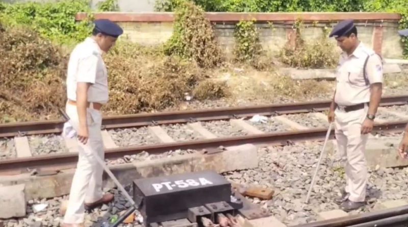 বেস্ট কলকাতা নিউজ : লোকাল ট্রেনেও চলছে জোর তল্লাশি, খুঁটিয়ে দেখা হল এমনকি রেলের ট্র্যাক