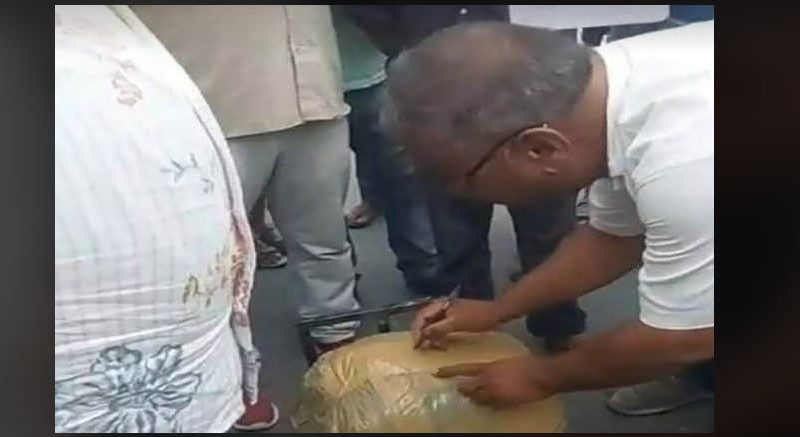 বেস্ট কলকাতা নিউজ : আমের মধ্য দিয়ে গাঁজা পাচার চলছিল ফুলবাড়িতে, অবশেষে গ্রেফতার হল ৬ অভিযুক্ত