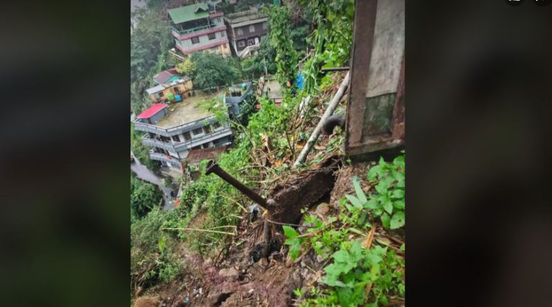 বেস্ট কলকাতা নিউজ : কার্শিয়াং এ এক ভয়ঙ্কর ভূমিধস, ব্যাপক ক্ষতিগ্রস্ত হল দুটি বাড়ি