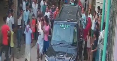 বেস্ট কলকাতা নিউজ : তোলা না দেওয়ায় ব্যবসায়ীকে মারতে মারতে তুলে নিয়ে গেলো দুষ্কৃতীরা, অবশেষে সিসিটিভি ফুটেজে ধরা পড়ল হাড়হিম করা সেই ঘটনা