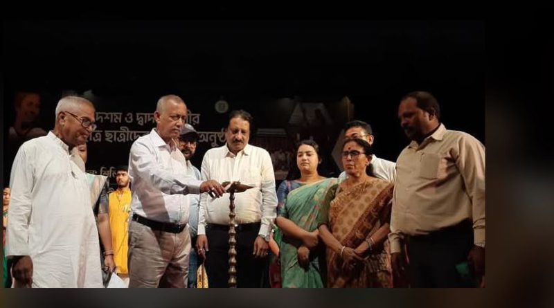 বেস্ট কলকাতা নিউজ : শিলিগুড়ি পুরনিগমের তরফ থেকে আয়োজিত হল ২০২৫ শিক্ষা বর্ষের দশম ও দ্বাদশ‌ শ্রেণীর কৃতী ছাত্র-ছাত্রীদের সংবর্ধনা প্রদান এবং বিশেষ কৃতী সংবর্ধনা প্রদান অনুষ্ঠান