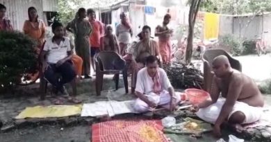 বেস্ট কলকাতা নিউজ : ভিন ধর্মে বিয়ে পরিবারের বিরুদ্ধে গিয়ে , অবশেষে জীবিত তরুণীর শ্রাদ্ধ করলেন স্বয়ং কাকা