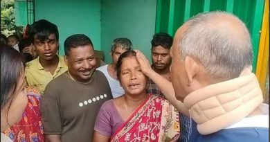 বেস্ট কলকাতা নিউজ : দুষ্কৃতী তান্ডবে নিহত যুবকের বাড়ি গেলেন মেয়র গৌতম দেব, দাবি জানালেন দোষীদের কঠোরতম শাস্তিরও