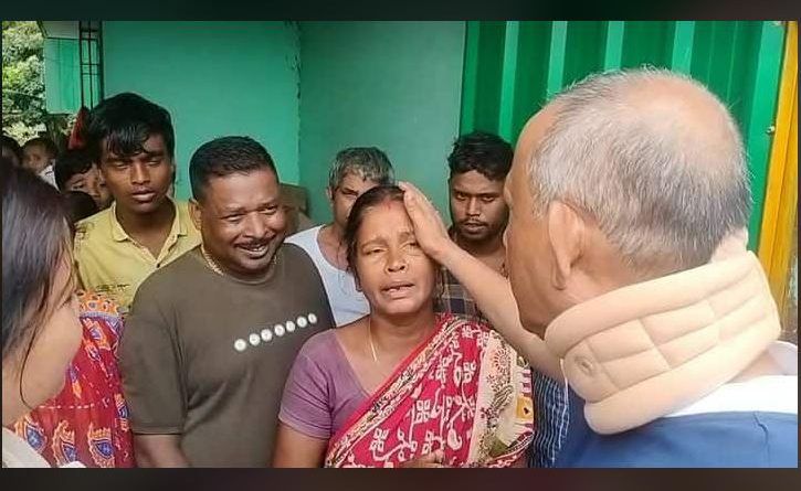 বেস্ট কলকাতা নিউজ : দুষ্কৃতী তান্ডবে নিহত যুবকের বাড়ি গেলেন মেয়র গৌতম দেব, দাবি জানালেন দোষীদের কঠোরতম শাস্তিরও