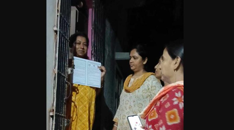 বেস্ট কলকাতা নিউজ : মুখ্যমন্ত্রীর প্রকল্প নিয়ে মানুষের বাড়িতে বাড়িতে পৌঁছে যাচ্ছেন তৃণমূলের মহিলা সদস্যরা
