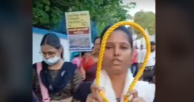 বেস্ট কলকাতা নিউজ : হাতে প্রতিকি ফাঁসির দড়ি, অবশেষে রাস্তায় নামলেন মালদার চাকরিহারা শিক্ষক এবং শিক্ষিকারা