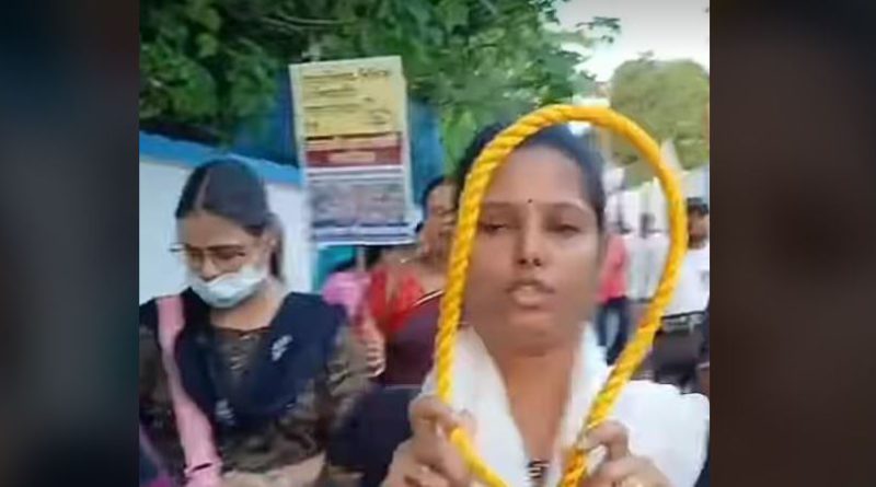 বেস্ট কলকাতা নিউজ : হাতে প্রতিকি ফাঁসির দড়ি, অবশেষে রাস্তায় নামলেন মালদার চাকরিহারা শিক্ষক এবং শিক্ষিকারা