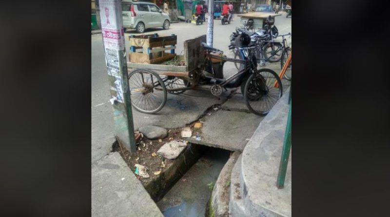 বেস্ট কলকাতা নিউজ : পার্কিং সমস্যায় চরম জেরবার শিলিগুড়ি, অথচ রাস্তার উপরে ভ্যান রাখতে কোনো দ্বিধাবোধ করছেন না সাধারণ মানুষ