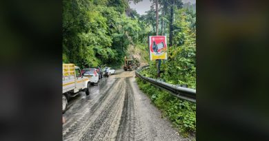 বেস্ট কলকাতা নিউজ : সেবক এর কাছে করোনেশন ব্রিজের সামনে নামলো প্রবল ভূমিধস, আটকে পড়লো পর্যটক বোঝাই একাধিক গাড়ি