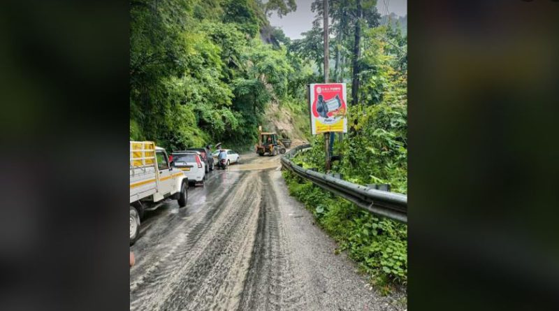 বেস্ট কলকাতা নিউজ : সেবক এর কাছে করোনেশন ব্রিজের সামনে নামলো প্রবল ভূমিধস, আটকে পড়লো পর্যটক বোঝাই একাধিক গাড়ি