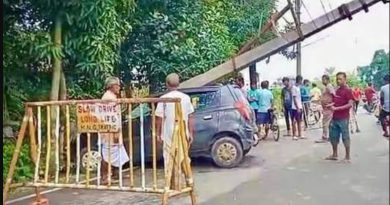বেস্ট কলকাতা নিউজ : ময়নাগুড়িতে চার চাকার গাড়ি সজোরে ধাক্কা মারলো ইলেকট্রিক ল্যাম্প পোস্টে