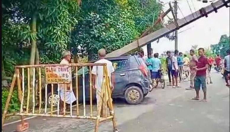 বেস্ট কলকাতা নিউজ : ময়নাগুড়িতে চার চাকার গাড়ি সজোরে ধাক্কা মারলো ইলেকট্রিক ল্যাম্প পোস্টে