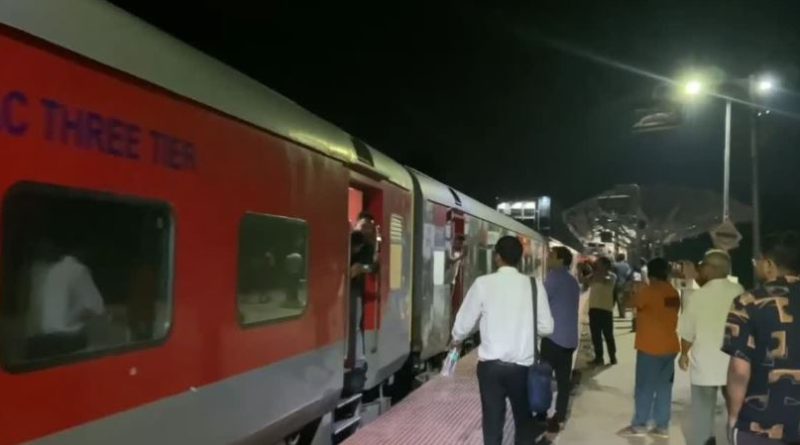 বেস্ট কলকাতা নিউজ : হামসফর এক্সপ্রেসপ্রথম গড়াল নসিপুর রেলব্রিজ দিয়ে , অবেশেষে আরও সহজ হল উত্তর-দক্ষিণবঙ্গের মধ্যে রেল যোগাযোগ
