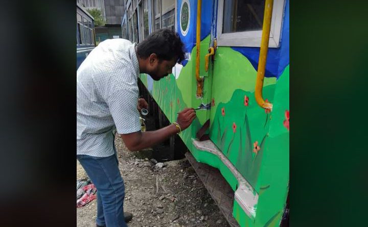 বেস্ট কলকাতা নিউজ : এবার আরও আকর্ষণীয় হতে চলেছে টয় ট্রেন, চলছে রং তুলির কাজ