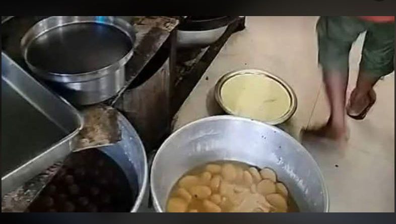 বেস্ট কলকাতা নিউজ : শিলিগুড়ির বানেশ্বর মোড়ে মিষ্টির দোকানে হানা দিলো খাদ্য সুরক্ষা দপ্তর