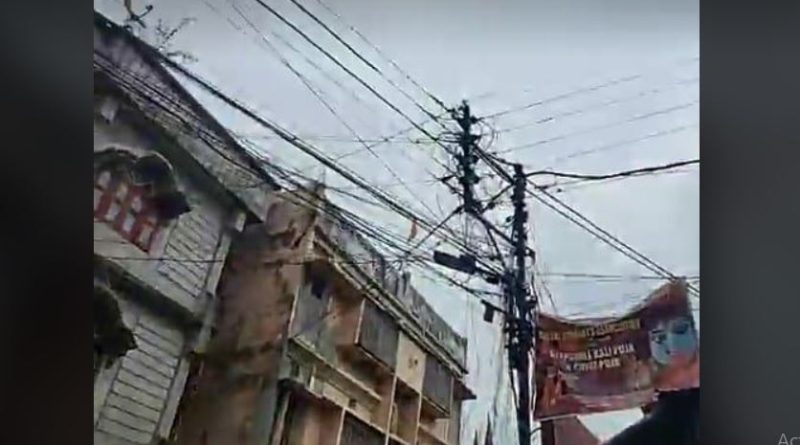 বেস্ট কলকাতা নিউজ : আগুন লাগল শিলিগুড়ির খালপাড়ার অগ্রসেন রোডের ইলেকট্রিক পোলে , ব্যাপক চাঞ্চল্য ছড়ালো গোটা এলাকা জুড়ে
