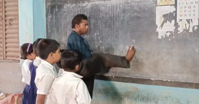 বেস্ট কলকাতা নিউজ : জন্ম থেকেই নেই তার দু’টো হাত, পা দিয়েই মানুষ গড়ার কাজে ব্রতী আউশগ্রামের প্রধান শিক্ষক জগন্নাথ বাউরি