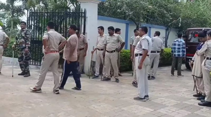 বেস্ট কলকাতা নিউজ : পাড়ার যুবককে ‘বিয়ে’ স্ত্রীর, অবশেষে ঘর থেকে উদ্ধার হল স্বামীর ঝুলন্ত দেহ
