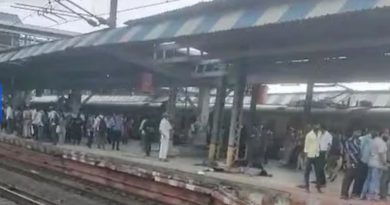 বেস্ট কলকাতা নিউজ : চরম ভয়ঙ্কর ঘটনা মুম্বাইতে ! ভিড়ের চাপে ছিটকে গেলেন লোকাল ট্রেন থেকে, পাশের লাইনে আসা এক্সপ্রেস ট্রেনে কাটা পড়লেন ৫ যাত্রী