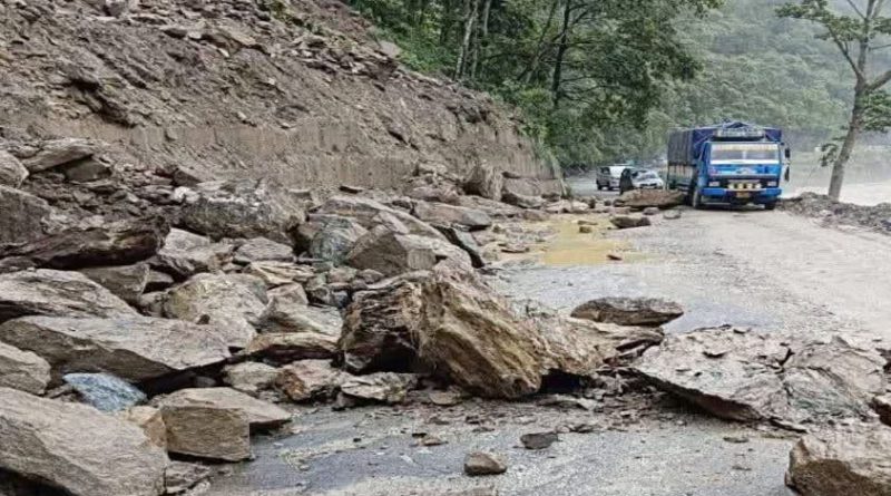 বেস্ট কলকাতা নিউজ : ক্রমাগত লাগাতার বৃষ্টিতে চরম ক্ষতিগ্রস্ত হল বাংলা-সিকিম লাইফ লাইন, ধস নামলো ১০ নম্বর জাতীয় সড়কে , বন্ধ হল যান চলাচল