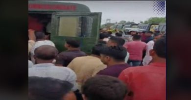 বেস্ট কলকাতা নিউজ : ফুলবাড়িতে বিক্ষোভরত ট্রাক চালকদের আটক করলো সীমান্ত রক্ষী বাহিনী, ব্যাপক উত্তেজনা ছড়ালো এলাকা জুড়ে