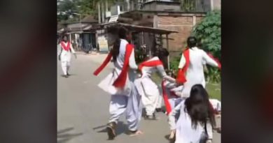 বেস্ট কলকাতা নিউজ : স্কুলের বেঞ্চের তুমুল বিবাদ গড়াল রাস্তায়, অবশেষে সাসপেন্ড হল ৮ ছাত্রী