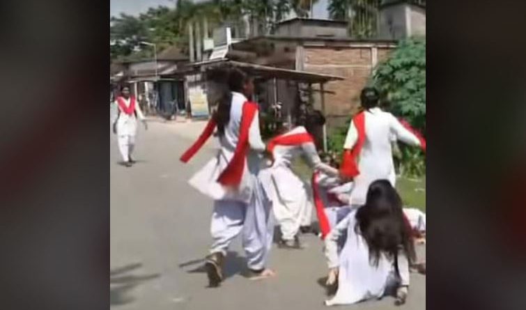 বেস্ট কলকাতা নিউজ : স্কুলের বেঞ্চের তুমুল বিবাদ গড়াল রাস্তায়, অবশেষে সাসপেন্ড হল ৮ ছাত্রী