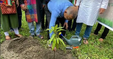 বেস্ট কলকাতা নিউজ : শিলিগুড়িতে একটি বৃক্ষরোপণ অনুষ্ঠানে এসে বৃক্ষরোপন করলেন মেয়র গৌতম দেব