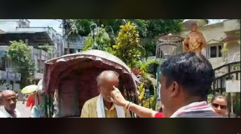 বেস্ট কলকাতা নিউজ : ক্রমশ হারিয়ে যাচ্ছে রিক্সা, অবশেষে এক অভিনব উদ্যোগ শিলিগুড়ির বিশিষ্ট সমাজসেবী পুলিশকর্মী বাপন ঘোষের