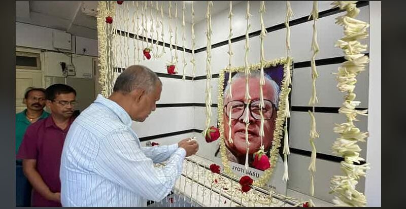 বেস্ট কলকাতা নিউজ : পশ্চিমবঙ্গের প্রাক্তন প্রয়াত মুখ্যমন্ত্রী জ্যোতি বসুর ১১১ তম জন্মদিবস পালন করল শিলিগুড়ি পুরসভা