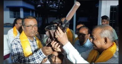 বেস্ট কলকাতা নিউজ : আলোর দিশারীতে এসে রেইনকোট এবং ছাতা প্রদান করলেন মেয়র গৌতম দেব