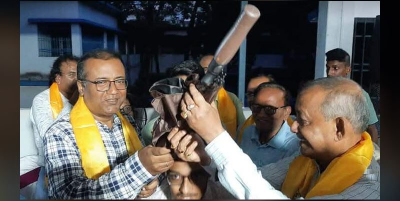 বেস্ট কলকাতা নিউজ : আলোর দিশারীতে এসে রেইনকোট এবং ছাতা প্রদান করলেন মেয়র গৌতম দেব