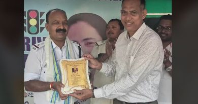 বেস্ট কলকাতা নিউজ : ডাকাতির সময় নিজেদের জীবন বিপন্ন করে ডাকাতদের ধরেছিলেন দুজন পুলিশ অফিসার, অবশেষে তাদেরকে সম্মানিত করা হলো শিলিগুড়ি মহকুমা পরিষদের তরফ থেকে