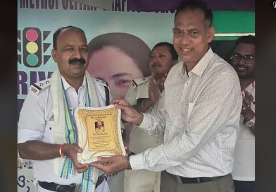 বেস্ট কলকাতা নিউজ : ডাকাতির সময় নিজেদের জীবন বিপন্ন করে ডাকাতদের ধরেছিলেন দুজন পুলিশ অফিসার, অবশেষে তাদেরকে সম্মানিত করা হলো শিলিগুড়ি মহকুমা পরিষদের তরফ থেকে