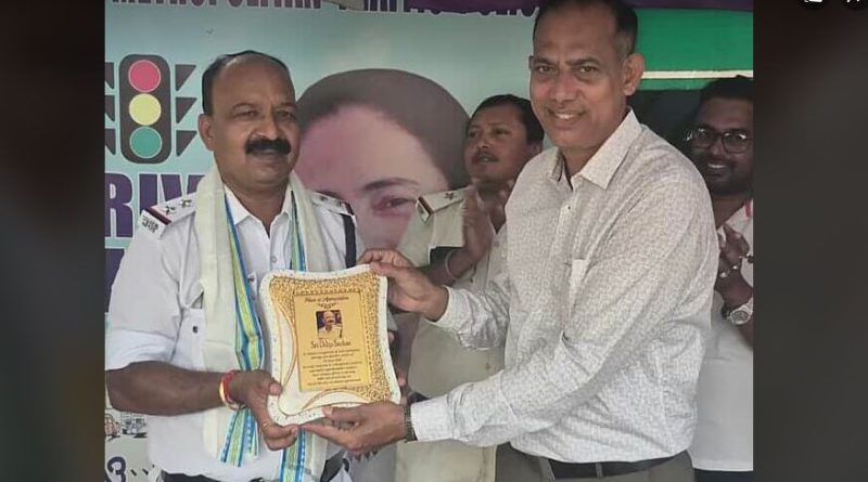 বেস্ট কলকাতা নিউজ : ডাকাতির সময় নিজেদের জীবন বিপন্ন করে ডাকাতদের ধরেছিলেন দুজন পুলিশ অফিসার, অবশেষে তাদেরকে সম্মানিত করা হলো শিলিগুড়ি মহকুমা পরিষদের তরফ থেকে