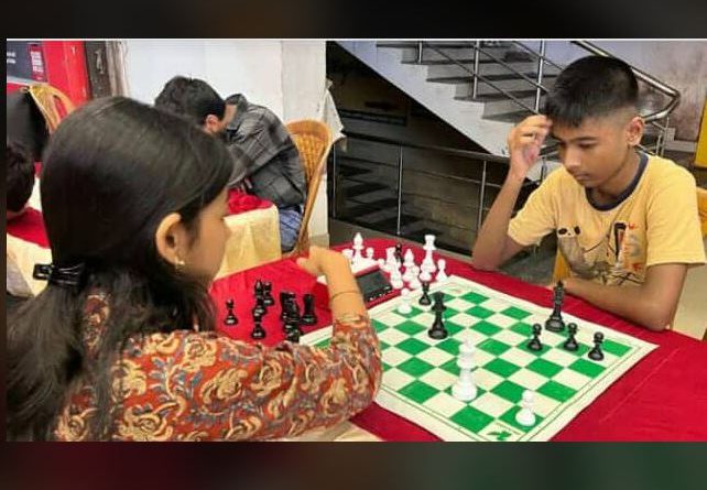 বেস্ট কলকাতা নিউজ : বালুরঘাটে আয়োজিত হল রাস্তার উপরে এক অভিনব দাবা প্রতিযোগিতার