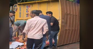 বেস্ট কলকাতা নিউজ : গ্যাংটকের মেফেয়ার লজের সামনে উল্টা গেল মালবোঝাই একটি লরি
