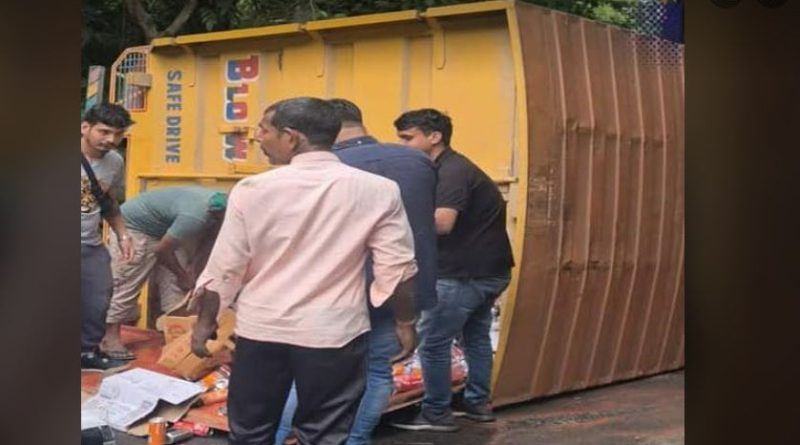 বেস্ট কলকাতা নিউজ : গ্যাংটকের মেফেয়ার লজের সামনে উল্টা গেল মালবোঝাই একটি লরি
