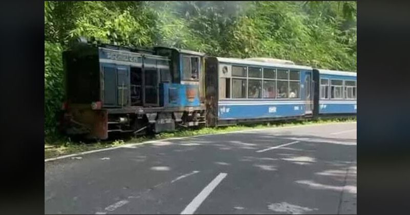 বেস্ট কলকাতা নিউজ : শুকনার কাছে লাইনচ্যুত হল ট্রয় ট্রেন, অবশেষে ফের লাইনে উঠালেন রেল কর্মীরা