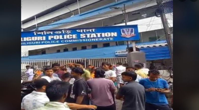 বেস্ট কলকাতা নিউজ : ক্রিকেট খেলা কে কেন্দ্র করে দুপক্ষের মধ্য ব্যাপক সংঘর্ষ শিলিগুড়ি হকার্স কর্নারে, উত্তেজনা ছড়ালো এলাকায়
