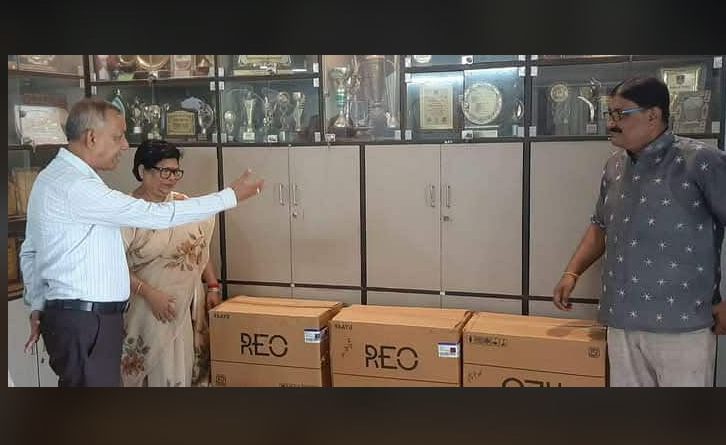 বেস্ট কলকাতা নিউজ : শিলিগুড়ি গার্লস হাই স্কুলের প্রাক্তনী মধুমিতা গোস্বামী তার প্রাক্তন ইস্কুলের জন্য তুলে দিলেন ৩৬ টি সিলিং ফ্যান