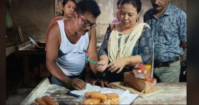 বেস্ট কলকাতা নিউজ : চরম অবাক করা কান্ড জলপাইগুড়িতে, ফেরিওয়ালার লাইসেন্স দিয়েই অবাধে চলছে বেকারির ব্যবসা