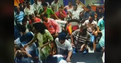 বেস্ট কলকাতা নিউজ : জলপাইগুড়ি জেলা স্কুলে ম্যানেজিং কমিটি গঠন ঘিরে জোর ঝামেলা, শিক্ষকরা জড়িয়ে পড়লো তুমুল হাতাহাতিতে