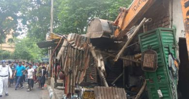 বেস্ট কলকাতা নিউজ : কোনো কাজ হয়নি সতর্ক বার্তা দেওয়ার পরেও, বুলডোজার দিয়ে সরকারি জমি হকার মুক্ত করলো কলকাতা কর্পোরেশন